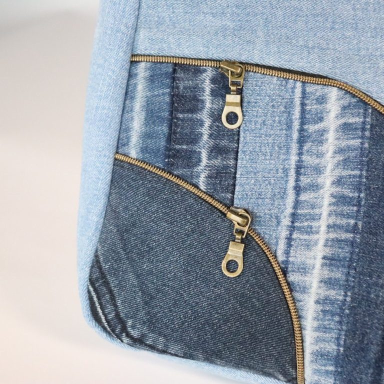 Tasche mit verschiedenen Denim-Stoffen und goldenen Zippern.