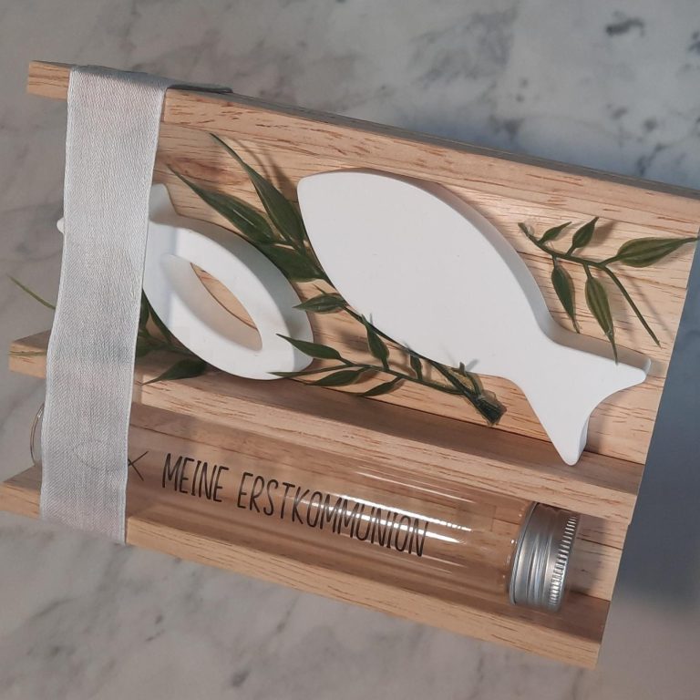 Ein aus rotem und braunem Stoff handgefertigter Adventskalender in Form eines Weihnachtssterns.